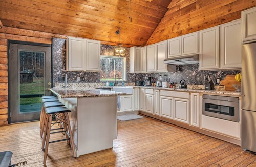 Mendon House | Private Cabin w/Golf Sim and Ultimate Game Room