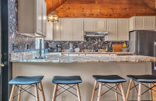 Mendon House | Private Cabin w/Golf Sim and Ultimate Game Room