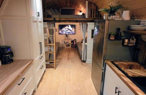 Killaloe Cabin | Private Cabin with Hot Tub, Sauna & A-Frame Bunkie – Sleeps 6