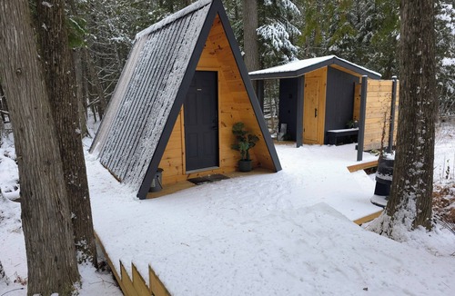 Killaloe Cabin | Private Cabin with Hot Tub, Sauna & A-Frame Bunkie – Sleeps 6