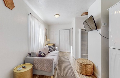 Los Griegos House | Private Casita *Minutes to River Trails & Dining*