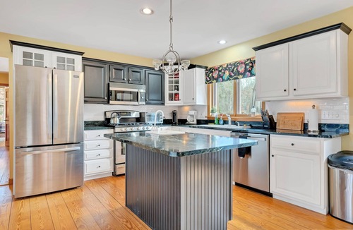 East Haven  Rutland County House | Private Chalet with Golf Simulator and Hot Tub