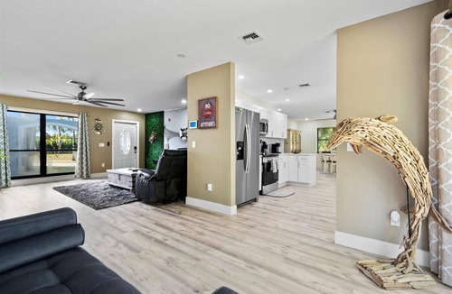 Lake Worth House | Private Coastal Chic 3BR Retreat