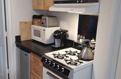 Portland Apartment | Private, comfortable, Hillsdale Apartment
