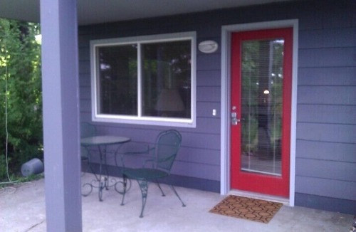 Portland Apartment | Private, comfortable, Hillsdale Apartment