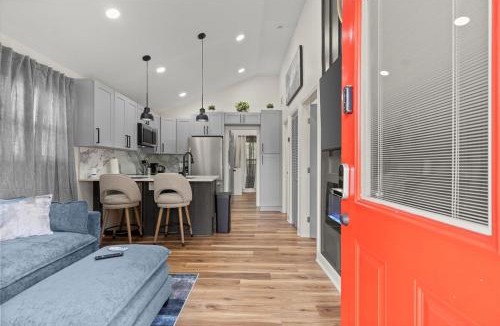 Belvedere Park House | Private Compound, 2 Modern Homes, 5BR,5BA Perfect for Groups