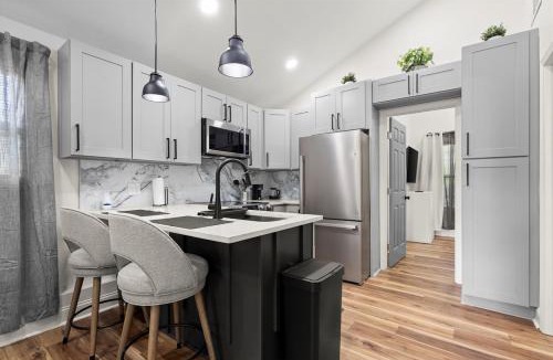 Belvedere Park House | Private Compound, 2 Modern Homes, 5BR,5BA Perfect for Groups