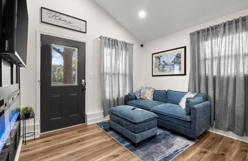 Belvedere Park House | Private Compound, 2 Modern Homes, 5BR,5BA Perfect for Groups