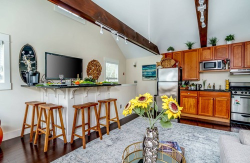 Bellevue Avenue Historic District House | PRIVATE COTTAGE walking distance to TENNIS HALL FAME,PIER,BEACHES,CLIFFWALK,FORT
