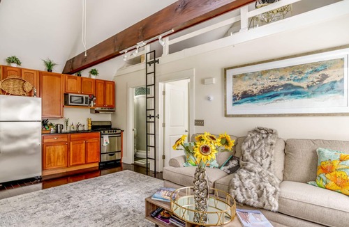 Bellevue Avenue Historic District House | PRIVATE COTTAGE walking distance to TENNIS HALL FAME,PIER,BEACHES,CLIFFWALK,FORT