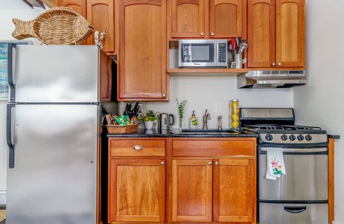 Bellevue Avenue Historic District House | PRIVATE COTTAGE walking distance to TENNIS HALL FAME,PIER,BEACHES,CLIFFWALK,FORT