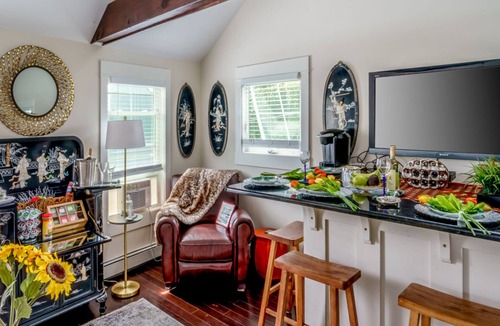 Bellevue Avenue Historic District House | PRIVATE COTTAGE walking distance to TENNIS HALL FAME,PIER,BEACHES,CLIFFWALK,FORT