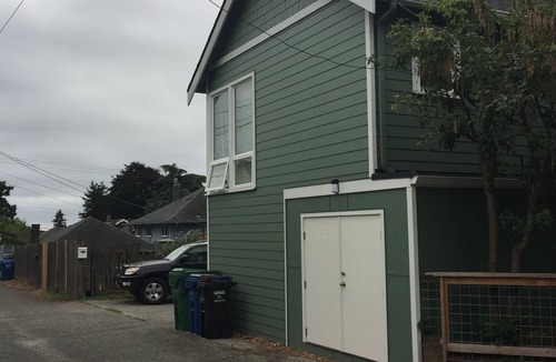 Fairmount Park Cottage | Private cottage with beautiful view, dedicated parking