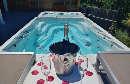 Kyle Hotel | Private cottage with pool & hot tub