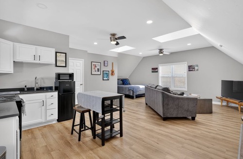 Greenbrier Apartment | Private Country Studio w/Deck & Skylights