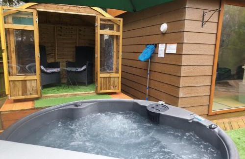 Macclesfield House | Private Couples hideaway with hot tub