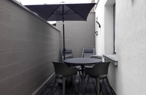 Saint-Quentin Apartment | Private courtyard Barbecue Centre-Ville Voltaire