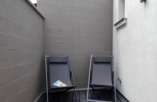 Saint-Quentin Apartment | ★ Private Courtyard Barbecue Downtown Voltaire ★