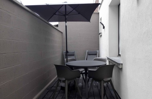 Saint-Quentin Apartment | ★ Private Courtyard Barbecue Downtown Voltaire ★