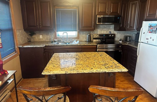 Plympton-Wyoming House | Private Cozy 2-bedroom house steps from the shore of Lake Huron