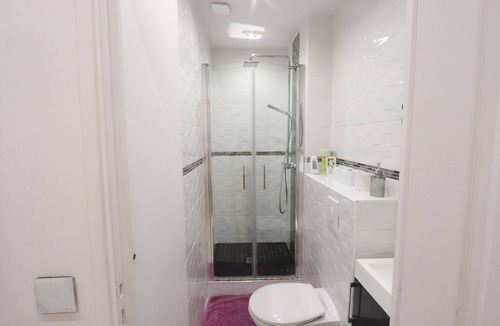 Champs-Elysees Apartment | Private & cozy room near Arc de Triomphe