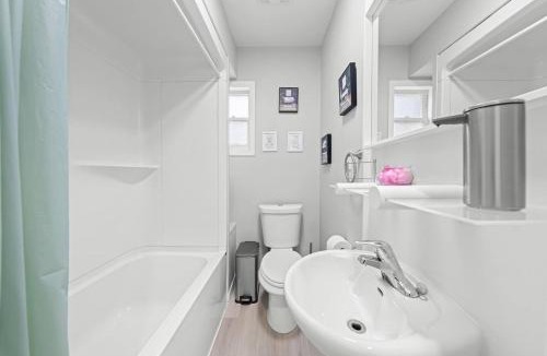 Newtonbrook House | Private Cozy Room with Free Parking
