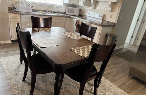 Grove City House | Private Cul-de-Sac Oasis