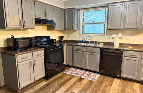 Grove City House | Private Cul-de-Sac Oasis 4BR