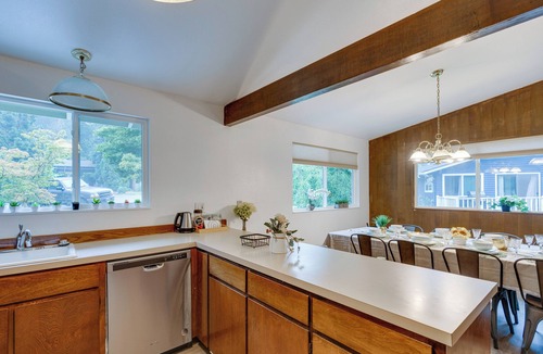 Lake Forest Park House | Private Deck & Ample Space! Lake Forest Park Home