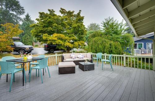 Lake Forest Park House | Private Deck and Ample Space! Lake Forest Park Home