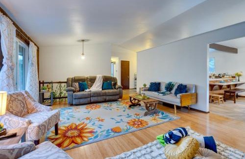 Lake Forest Park House | Private Deck and Ample Space! Lake Forest Park Home