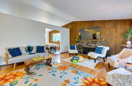 Lake Forest Park House | Private Deck and Ample Space! Lake Forest Park Home