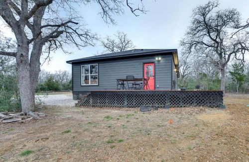 Waelder House | Private Deck & Forest Setting: Waelder Cabin!