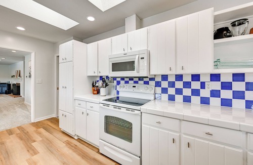 East Olympia House | Private Dock & Fire Pit: Lakefront Gem in Olympia