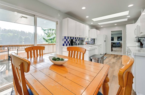 East Olympia House | Private Dock & Fire Pit: Lakefront Gem in Olympia