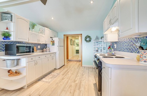 Houghton Lake Cottage | Private Dock, Fire Pit & Houghton Lake Views!