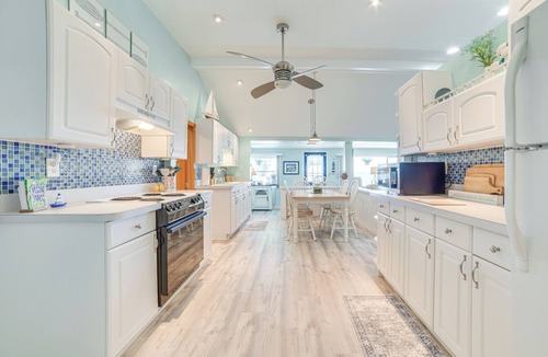 Houghton Lake Cottage | Private Dock, Fire Pit & Houghton Lake Views!