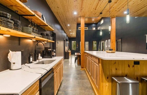 Royal House | Private Dock & Pool | Volleyball | Sleeps 24!