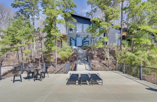 Waterloo House | Private Dock & River Views: Modern Gem in Waterloo