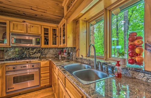 Mid America Cabin | Private Dock & Slip: Lake Hamilton Hideaway!
