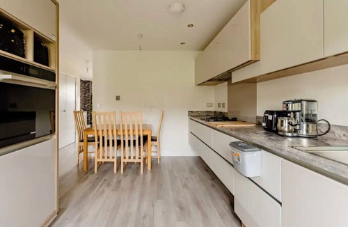 Edwinstowe House | Private Double Bed Room With En-suite Bathroom