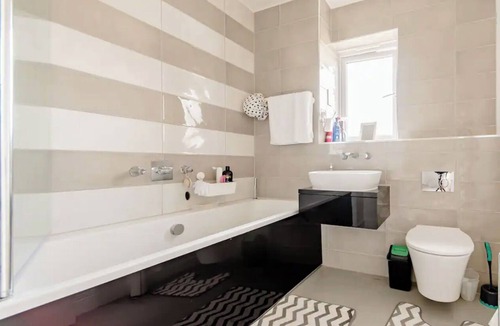 Edwinstowe House | Private Double Bed Room With En-suite Bathroom