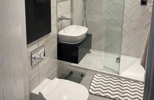 Edwinstowe House | Private Double Bed Room With En-suite Bathroom