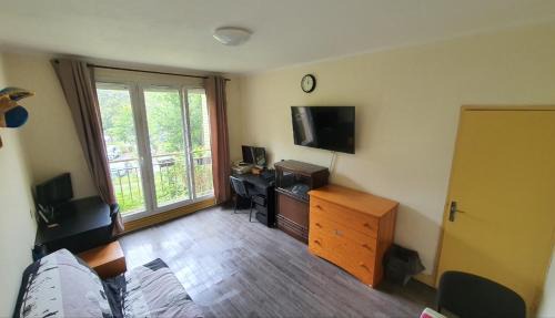 Cachan Apartment | Private double bedroom near Paris, Cachan