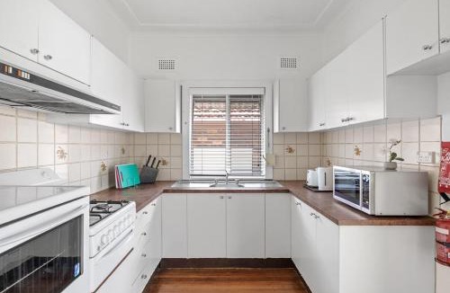 Ryde House | Private Double Room - Centrally Located At Ryde - Shared Bathroom