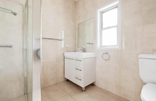 Ryde House | Private Double Room - Centrally Located At Ryde - Shared Bathroom