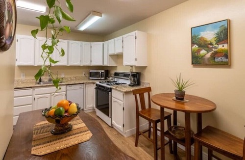 Midtown Sacramento House | Private entrance, Gated, Cozy, Comfyn