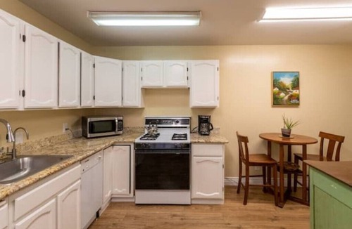 Midtown Sacramento House | Private entrance, Gated, Cozy, Comfyn