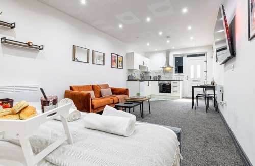 Cradley Apartment | Private Entrance Apartment Kitchen SmartTV Parking