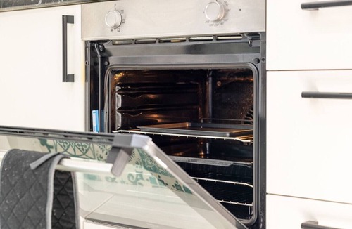 Cradley Apartment | Private Entrance Apartment Kitchen SmartTV Parking